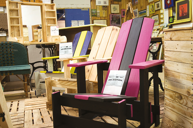 Mobilier fabriqué en bois de palette récupéré à la ressourcerie de la M.A.S.