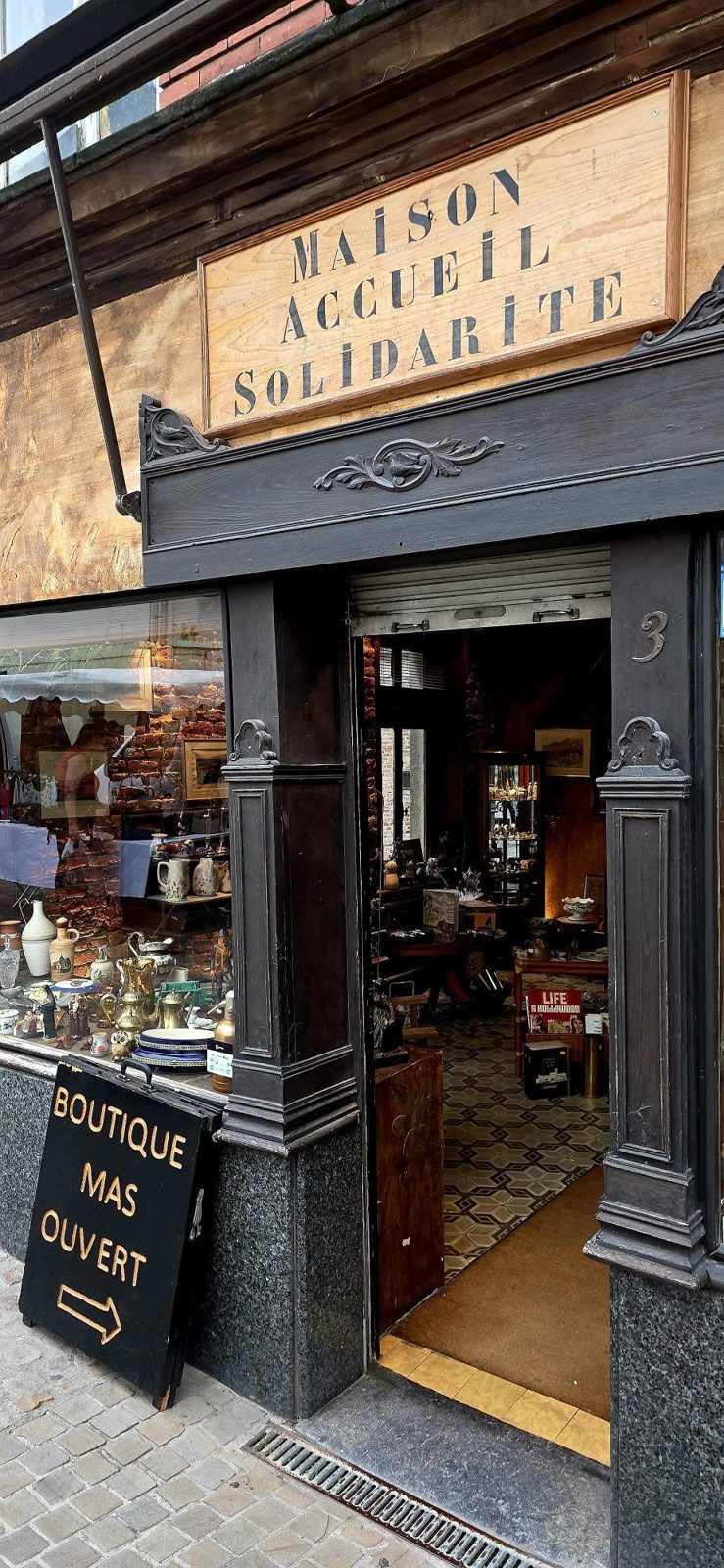 Façade de la petite boutique de la M.A.S, 3 rue de la Paroisse à Hesdin-la-Forêt, avec l’enseigne Maison Accueil Solidarité et sa vitrine
