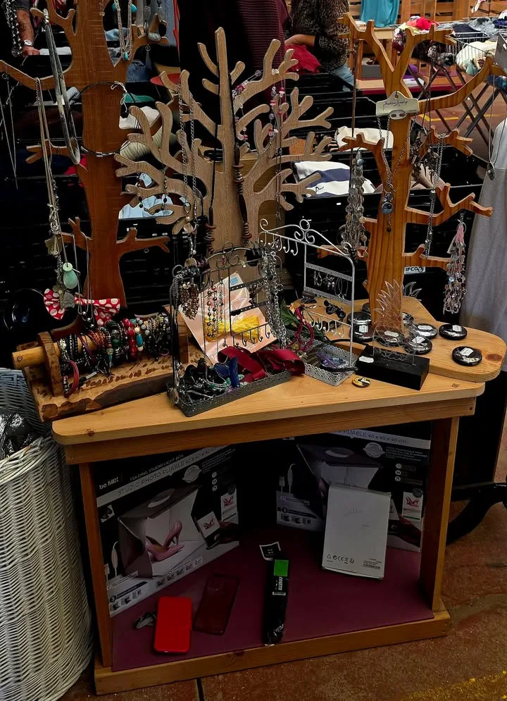 Présentoir de bijoux et d'accessoires de seconde main dans les recycleries de la M.A.S