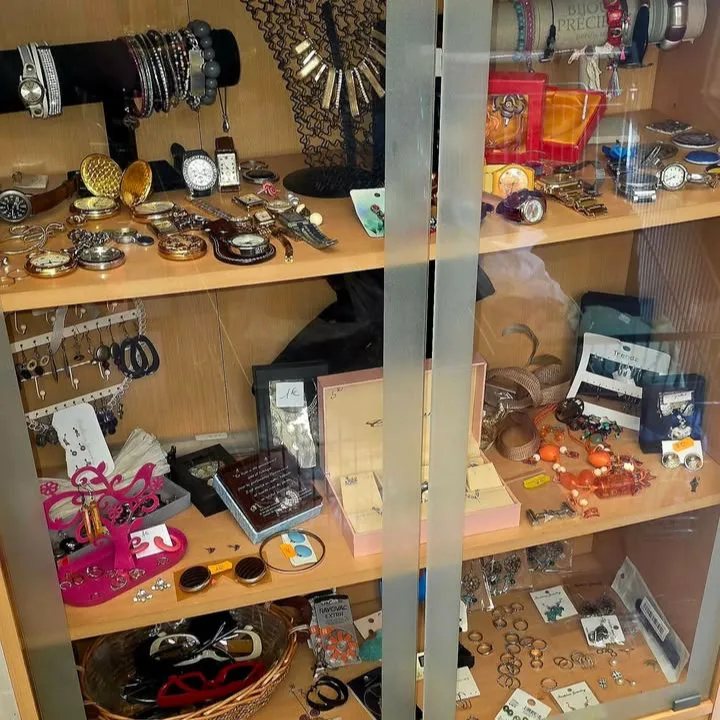 Vitrine de bijoux et d'accessoires d'occasion dans une recyclerie de la M.A.S