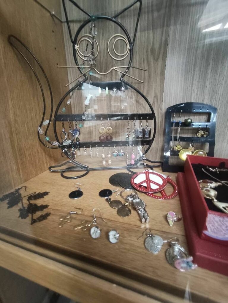 Vitrine de boucles d’oreilles et bijoux fantaisie d’occasion à RE-Trouvailles, Fruges
