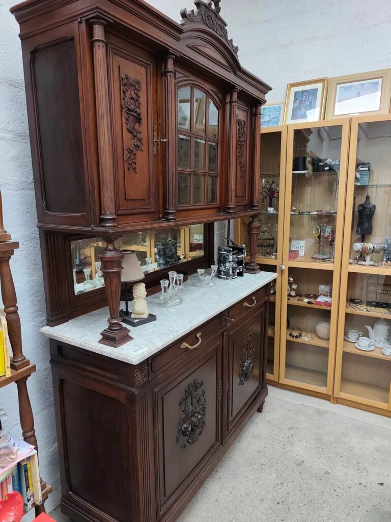 Buffet ancien en bois sculpté et vitrines d’objets à RE-Trouvailles, la ressourcerie de Fruges