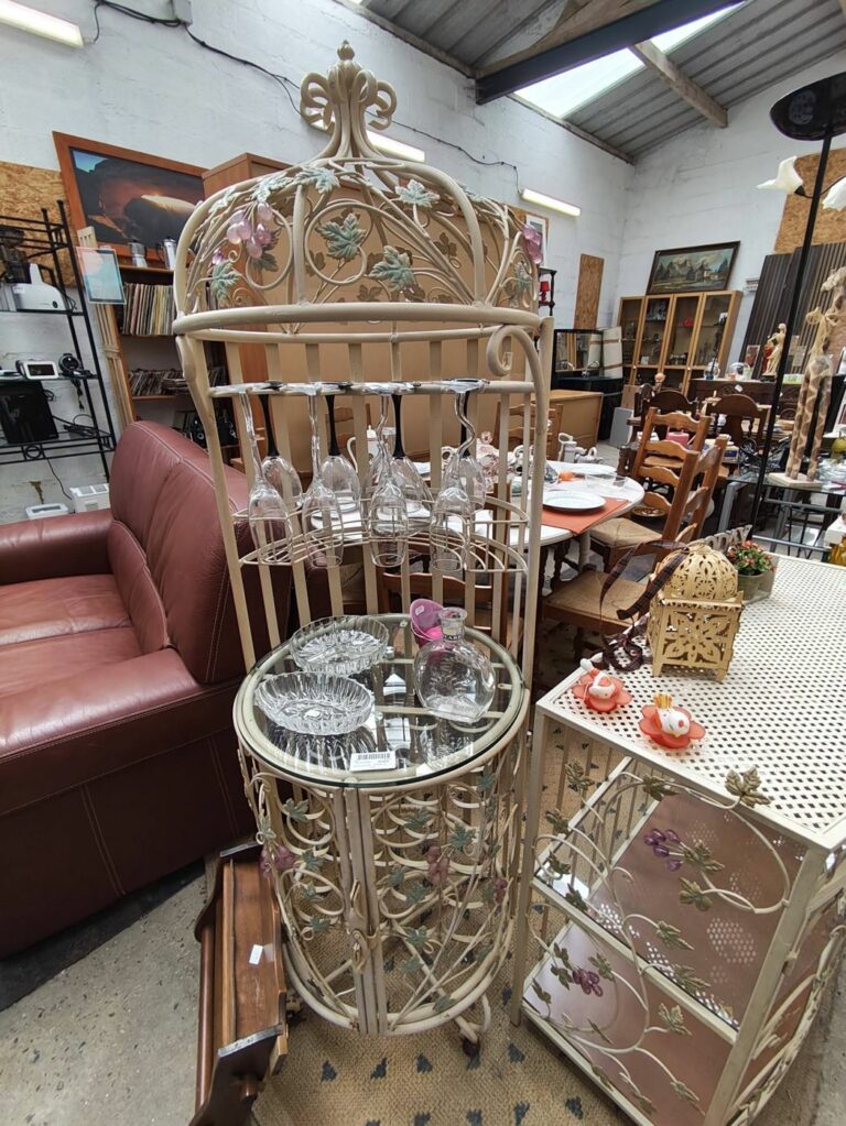 Meuble à bouteilles en fer forgé, canapé et mobilier d’occasion à RE-Trouvailles, Fruges