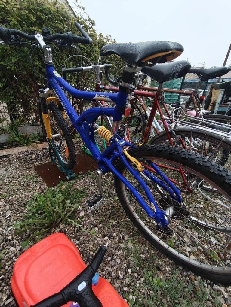 Vélos d’occasion devant RE-Trouvailles, la ressourcerie de Fruges