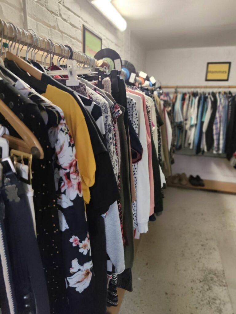 Rayon vêtements femmes et hommes de seconde main à RE-Trouvailles, Fruges