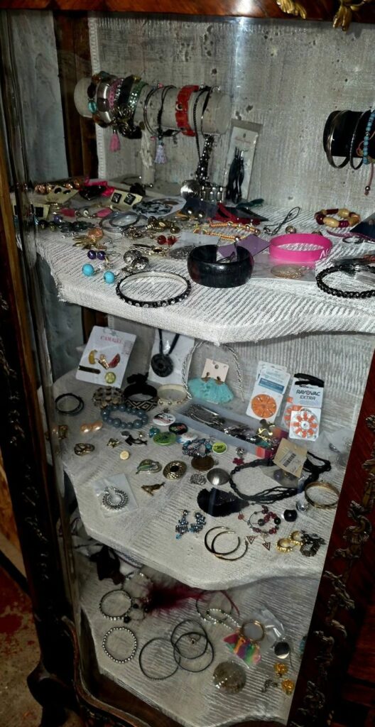 Vitrine de bijoux fantaisie d’occasion à la ressourcerie de Huby-Saint-Leu