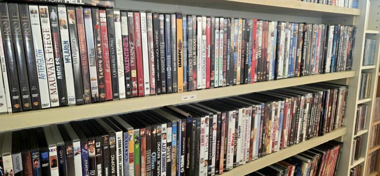 Étagères de DVD d’occasion à la ressourcerie de Huby-Saint-Leu