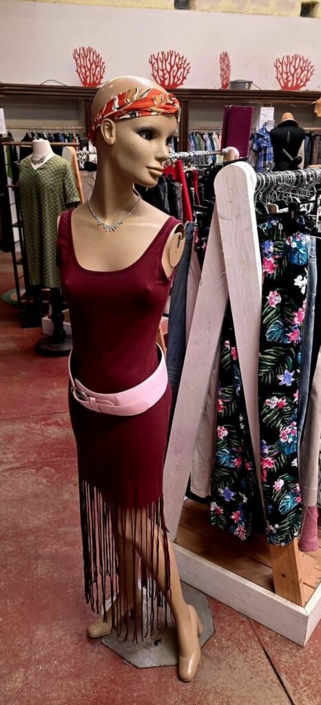 Mannequin habillé de vêtements de seconde main au rayon textile de la ressourcerie de Huby-Saint-Leu