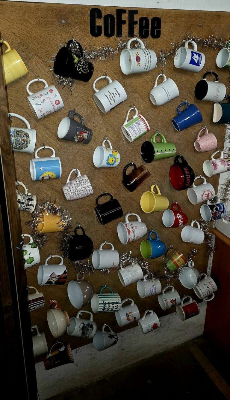 Mur de mugs d’occasion à la ressourcerie de Huby-Saint-Leu